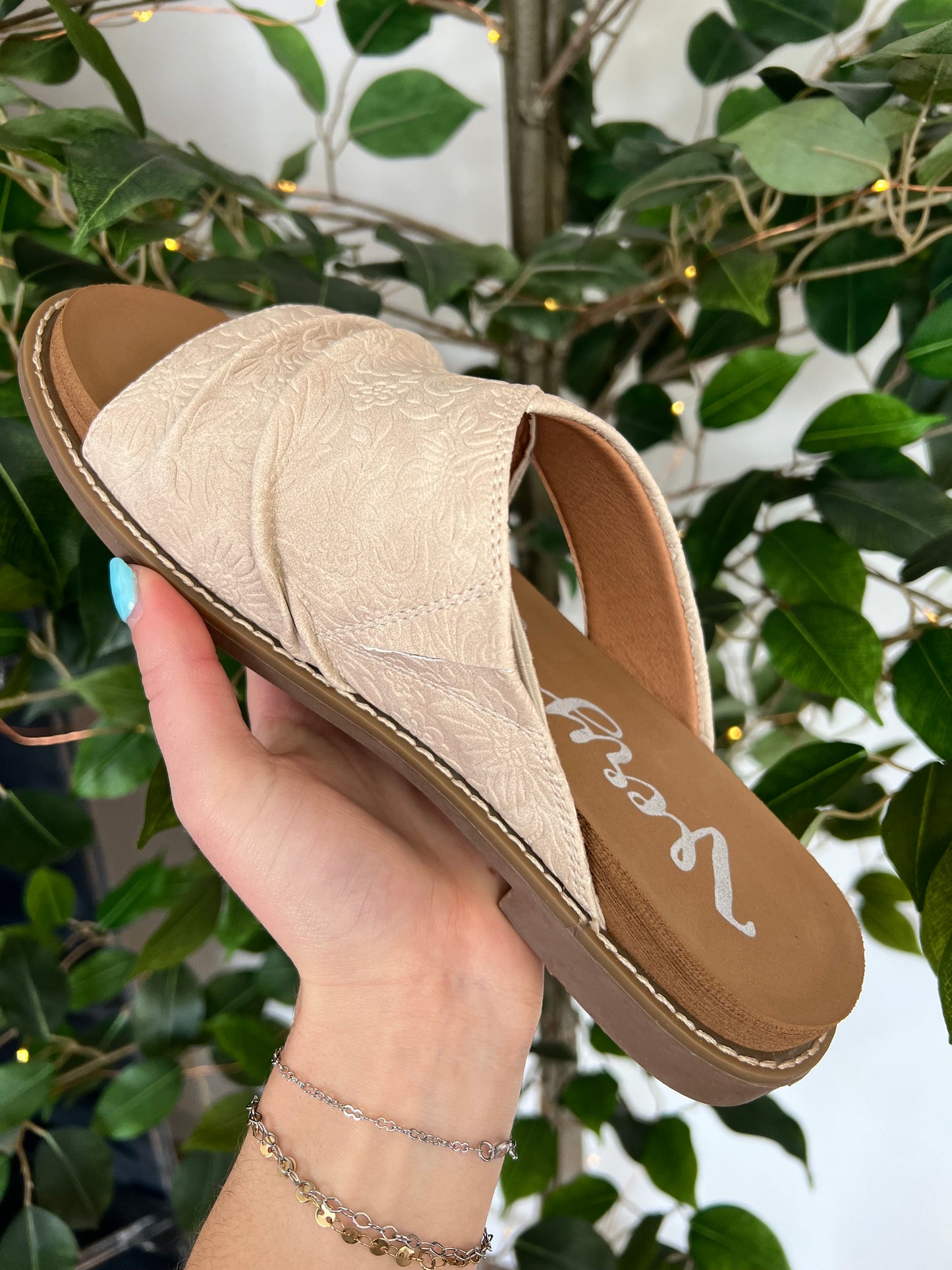 Jolene Sandal, Cream Tooled Very G